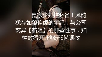 国产小妖精与摄影师上演了场性爱，道具自慰，再用黑丝给打飞机啪啪