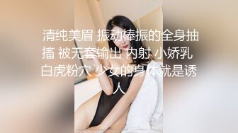 【新片速遞 】 卡哇伊眼镜框妹子，丰满胸部乳沟很深，隔着内裤自慰，阴户很肥，自慰器刺激阴蒂和阴唇