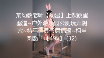 【新片速遞】商场女厕连拍两位漂亮的小美女，好担心白衣妹把黑木耳扯下来