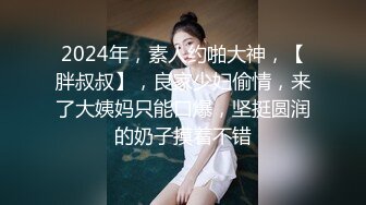 淫妻癖老公半夜趁老婆睡熟，偷偷扒开内裤近距离特写鲍鱼，粉嫩穴肉清晰可见，还要拿剪刀修剪阴毛，真实刺激