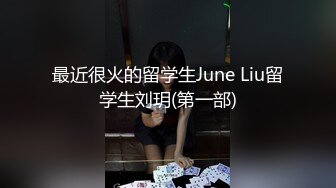 KTV女厕偷拍背包少妇光顾着玩手机下面已经全部失守完全不知道