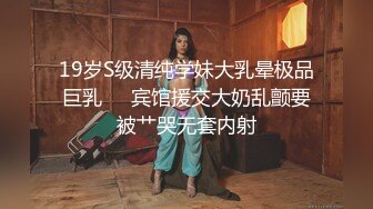 战斗民族俄罗斯的绝色蓝眼睛美女在做爱前不断扭动屁股插入假阳具