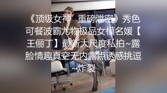 颜值不错两个骚妇乳房戴铃铛 轮流被操 这男的爽 被一个骚逼口交 一个舔屁眼