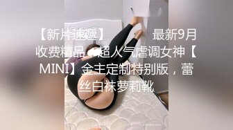 表叔抱着瑶瑶给我操，踩着表叔的头给我口，最后把射在瑶瑶身上的精液舔干净，我也是体验了一下当单男的感觉啊哈哈