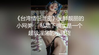 電梯上偷窺韻味十足的美女裙底,艷紅色丁字褲全夾到白皙豐腴的屁股裏了