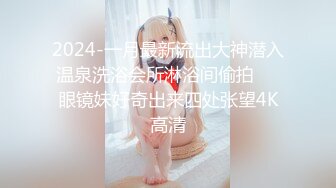  小骚逼露脸洗干净了伺候小哥哥诱惑狼友，舔鸡巴的样子好骚吸蛋蛋，深喉抽插