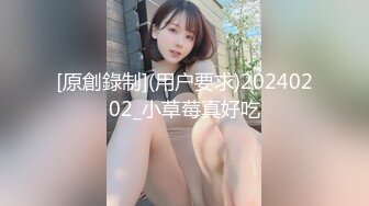 长相甜美妹子穿上连体网袜3P啪啪，特写大黑牛玩弄粉穴边后入边口交，妹子玩的很开心非常诱人