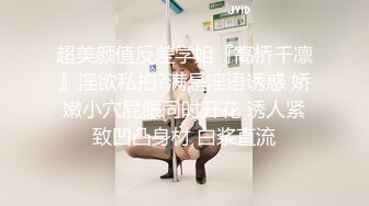 大型商场跟踪没穿内裤的短裙美女男的还时不时的把手伸进去摸一下