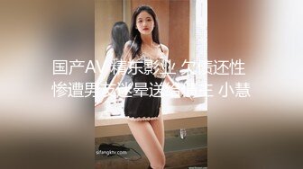 【新片速遞】  轻熟女露脸乳夹丰满大奶子，道具插穴撅起屁股掰穴特写道具吸在地板整根插入