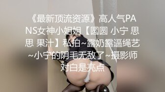 这个乡下女人真会舔，而且她的水也很多。