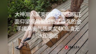 躲在门缝偷窥合租的女室友洗澡❤️身材丰满皮肤白皙