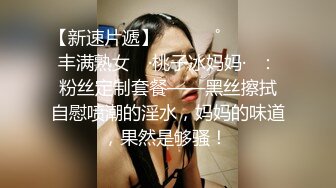 年轻小伙做爱有一套，跟小少妇激情舌吻摸着骚逼吃奶子非常温柔，小少妇给舔乳头口交，压在身下爆草抽插叫的好骚