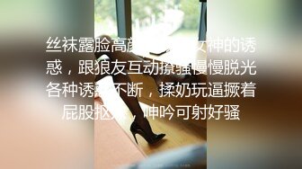 抄底跟小孩买零食的漂亮大姐 蓝色小花内内紧紧包裹大屁屁好性感