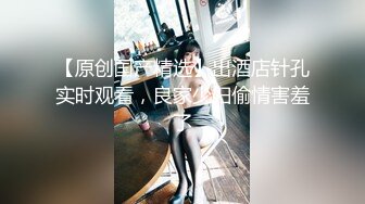 大学生背包客情侣突然性起在景区的残疾人专用公厕里对着镜子啪啪 看两人的内裤就知道这种事不少干