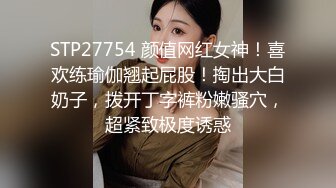 丰满骚女【单单妹】车后座翘大屁股扣逼，户外河边脱光全裸自慰回家牙膏抽插，很是诱惑喜欢不要错过