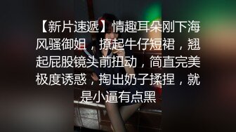   黄瓜双洞齐插白浆四溅，极度骚女激情大战，上位骑乘爆插菊花，开档黑丝高筒靴