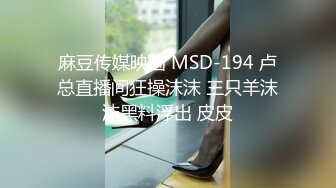 绿帽男回到家，发现自己的44岁熟女老婆和情人在家偷情操逼，太刺激了