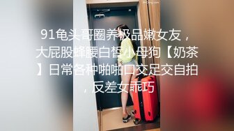 跟随抄底跟闺蜜逛街的黑丝漂亮少妇 这是穿了内内还是没有穿啊