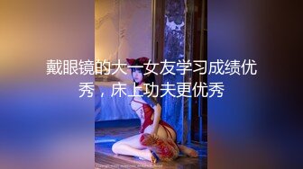 【新片速遞】 国内厕拍大神潜入❤️美食城女厕近距离后拍食客和服务员尿尿地面常年擦的十分光亮，反射的大屁股和真屁股遥相对应