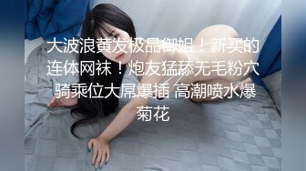 小蛮腰模特儿女友，约了个素质单男哥哥，跪在床上，尽显修长身材，后入粗暴撞击蜜穴，娇喘动听！