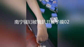 开超市的美女富姐带着帅气男员工酒店开房，小伙干完骚逼趁机爆她菊花，痛的直反抗，强行压住屁股快速干，叫的真厉害