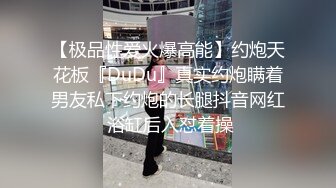   健身房厕所尿尿听到隔壁厕间有奇怪的声音意外偷拍到教练和女学员在里面嘿哟简直就是活春宫