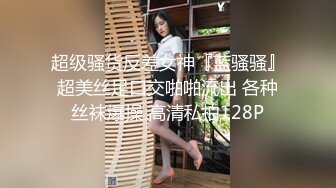   小胖哥2800元约了位高颜值长裙美女上门服务,人美身材好,还有点腼腆害羞