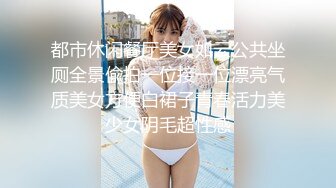  黑客破解家庭网络摄像头偷拍 两个巨乳少妇日常生活在客厅和老公啪啪