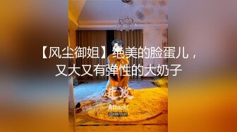 苗条漂亮妹子非常配合各种动作，淫水流了一片。