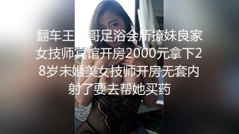 颜值不错的轻熟女露脸激情3P，让两个小哥玩弄，口交大鸡巴揉奶玩逼，道具抽插后入爆草嘴里还要屌鸡巴好嗨奥