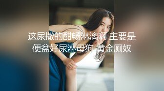 漂亮妹子胸罩被海浪拍偏乳头都跑出来还毫无察觉