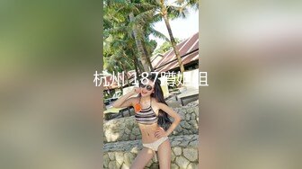  韵味十足骚女技师情趣旗袍全套服务，黑丝美腿按摩推背，撸屌交技术很棒