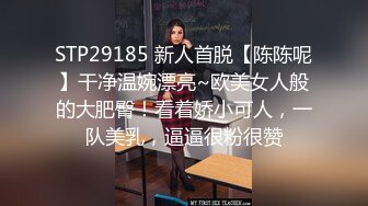 颜值不错的小骚逼露脸长着一对巨无霸的大奶子，裸露在外自己揉捏把镜头都晃晕了，自慰骚逼高潮喷水不要错过