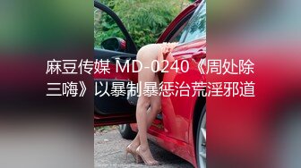 大学生背包客情侣突然性起在景区的残疾人专用公厕里对着镜子啪啪