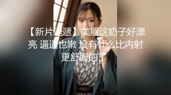 双马尾萌妹道具自慰，撩起衣服乳夹道具玩弄，厕所马桶上自摸无毛